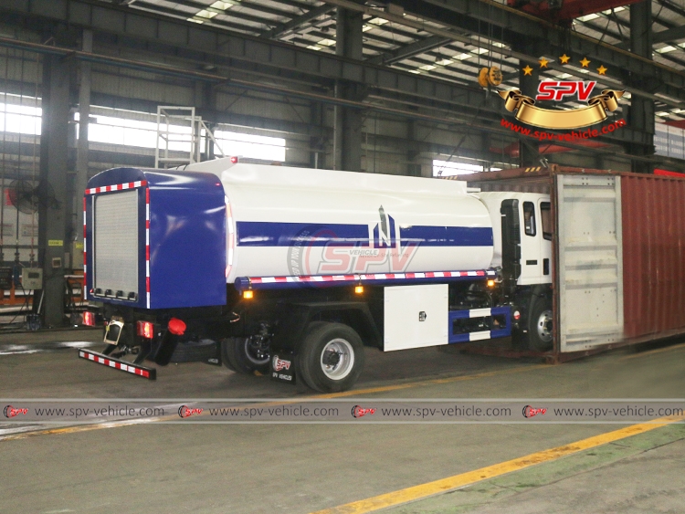 8,000 Litres Fuel Truck Sinotruk - Loading